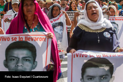 A 10 meses de la desaparición de sus hijos, las 43 familias nuevamente salieron a las calles para exigir su regreso con vida.