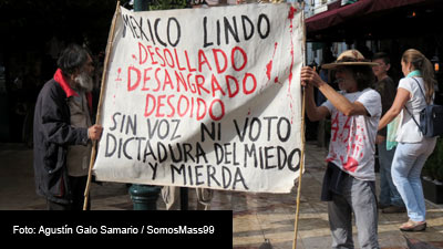 Los manifestantes mantuvieron desplegada esta manta en el jardín de la Unión.