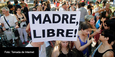 España prepara un cambio de filas al tramitar que los padres puedan obligar a las mujeres embarazadas de 16 y 17 años a tener un hijo aunque no lo deseen.