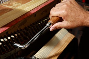 AFINADOR-DE-PIANOS-FOTO-GERARDO-M-GARCIA-1