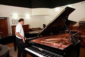 AFINADOR-DE-PIANOS-FOTO-GERARDO-M-GARCIA-4