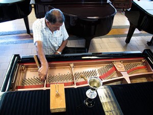 AFINADOR-DE-PIANOS-FOTO-GERARDO-M-GARCIA-7