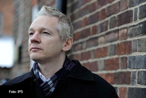 ASSANGE-FOTO-NANDUTI