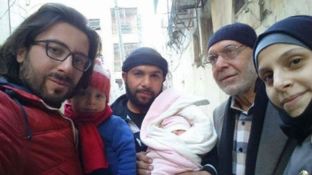 Gnaid, en el centro, con su hija recién nacida y su familia. Foto utilizada con permiso.