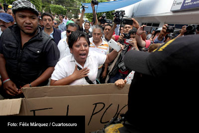 Amas de casa, obreros, campesinos se manifestaron para protestar la elección que busca llevar al poder a personas vinculadas con la delincuencia organizada. 