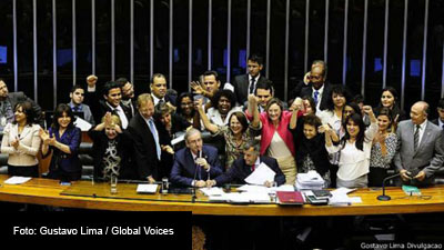 Bancada femenina celebra la aprobación de la ley del Feminicidio a inicios de marzo. 