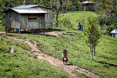 Caminan largas distancias para acarrear agua o víveres.  