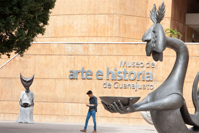 Gallo y la Inventora de atole.