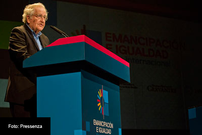 Noam Chomsky dictó una conferencia Magistral al arrancar el Foro Internacional por la Emancipación y la Igualdad.