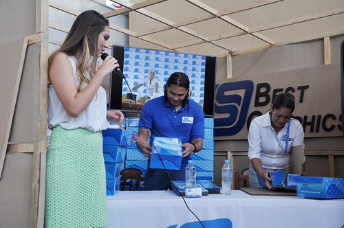 La inusual competencia del armado de cajas.