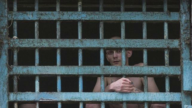 Dos prisioneros miran a través de los barrotes de su celda en la prisión. Foto: eldiario.es