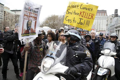 En Nueva York decenas de personas salieron a las calles para reupiar la violencia policial contra afrodescendientes.