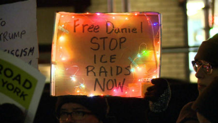 Saber del arresto de Daniel, el joven soñador, impulsó a Jeanette a refugiarse en la iglesia. Foto: Democracy Now. 
