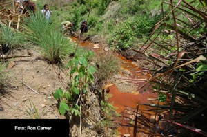 EL-CIADI--Contaminated-river-near-San-Sebastian-mine-FOTO-Ron-Carver