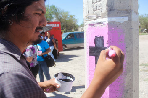 Hace unos días agrupaciones de madres e integrantes de la organización Familiares Unidas por Nuestras Hijas y la Red Mesa de Mujeres de Ciudad Juárez, pintaron cruces en postes de la ciudad, asimismo, colocaron una cruz de madera en el lugar donde hace un año fue localizado el cuerpo de Yanira Gutiérrez Ramírez. Foto: Nacho Ruiz / Cuartoscuro.