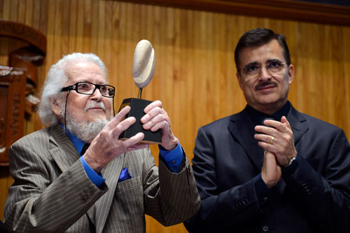 El escritor mexicano Fernando del Paso recibió este jueves el galardón “Granito de Arena” en el Paraninfo Enrique Díaz de León de Guadalajara.  El mismo día que fue anunciado como ganador del Premio Cervantes.