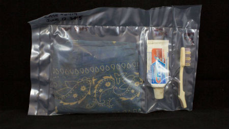 Caso 0419. “Pañuelo azul. Pasta dental y cepillo dental. Se cree que los restos fueron encontrados en el condado de Jim Hogg County, pero fueron enterrados en el cementerio Sacred Heart Cemetery en el condado de Brooks County, y exhumados el 23 de mayo de 2013.” La información de contacto se encuentra al seguir el link. Fotografía tomada del sitio y usada con permiso.