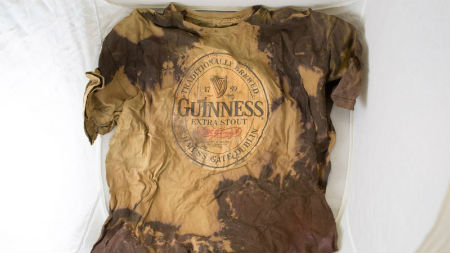Caso 0409: “Camiseta cafe con logo de Guinness. Zapatillas marca Nike talla 8.5 de Estados Unidos. Calzoncillos rojos marca Funk, talla Extra Larga. Encontrado en Dos Palmas Ranch.” La información de contacto se encuentra al seguir el link. Fotografía tomada del sitio y usada con permiso.