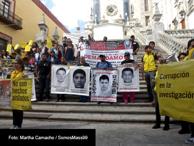 Una parada obligada en la jormada de acción global por Ayotzinapa fueron las escalinatas de la UG. Los padres de los normalistas reiteraron que no van a descansar hasta encontrar a sus hijos.