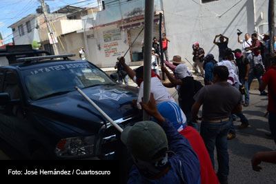 Tras la reunión con la autoridades federales, los padres de los normalistas señalaron que seguirán las movilizaciones para dar con el paradero de sus hijos.   