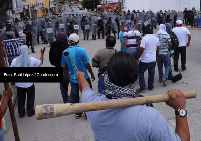 Unos 500 miembros y simpatizantes de la CETEG tomaron la sede del PRI en Guerrero.