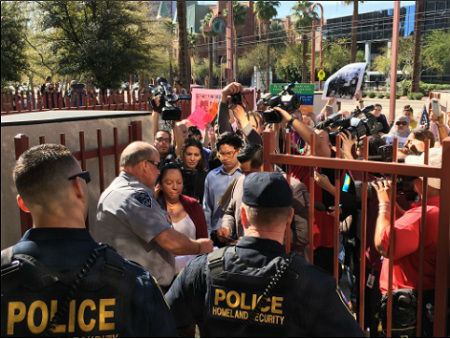 Protesta frente al ICE. Foto tomada de la cuenta de twitter de  @azdangonzalez  