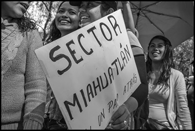 José Eduardo Sánchez y otro viejo maestro de Michoacán manejan la camioneta del equipo de sonido en una marcha de maestros en la Ciudad de México. Los profesores arribaron a la capital desde todo el país para manifestarse contra la propuesta de reforma educativa del gobierno.