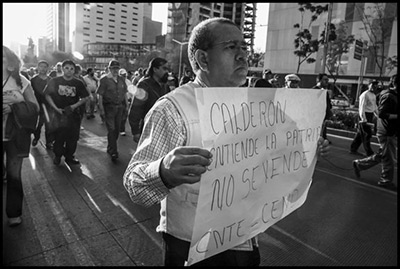 En el anterior sexenio, maestros llegados a la capital desde todo el país marchan en el centro de la Ciudad de México hacia el zócalo, para manifestarse contra la propuesta de reforma educativa del gobierno. La consigna que portan los profesores de la CNTE dice: “Calderón, entiende, la patria no se vende”.