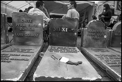 Maestros, otros sindicalistas y organizaciones populares colocaron lápidas al frente de su plantón en el zócalo de la Ciudad de México para recordar la muerte de activistas sociales y trabajadores, un 1 de diciembre en que el entonces presidente Felipe Calderón ofreció su discurso anual sobre el estado del país. La protesta fue llamada como el Día de los Indignados y fue organizada por los sindicatos, incluido el Mexicano de Electricistas (SME).