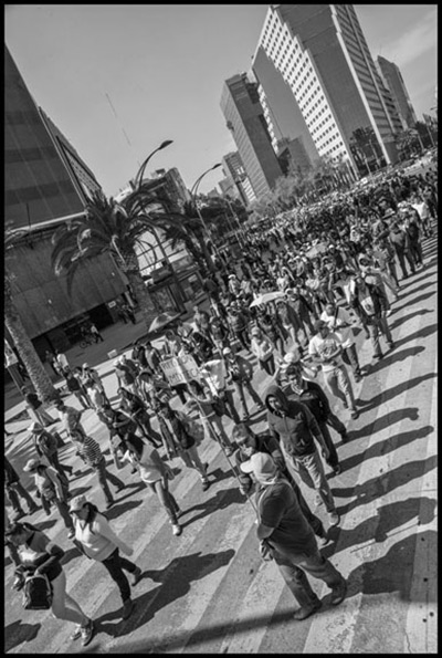 Maestros marchan con los sindicatos independientes para protestar por la reforma de la educación corporativa, hacia la plaza principal de la Ciudad de México, el zócalo, en (2014) el 20 aniversario de la entrada en vigor del Tratado de Libre Comercio de América del Norte.  