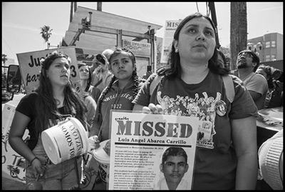 En San Francisco, EEUU, activistas laborales y comunitarios marchan en apoyo a los familiares de los 43 estudiantes de la escuela de formación de profesores de Ayotzinapa, Guerrero, que fueron secuestrados y posiblemente asesinados.