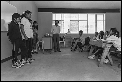 Romualdo Juan Gutiérrez Cortez da su clase en Tecomaxtla, en la región de la Mixteca de Oaxaca. Gutiérrez es el coordinador binacional del Frente Indígena de Organizaciones Binacionales (FIOB), y un activista de larga trayectoria en la CNTE.