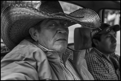 José Eduardo Sánchez y otro viejo maestro de Michoacán manejan la camioneta del equipo de sonido en una marcha de maestros en la Ciudad de México. Los profesores arribaron a la capital desde todo el país para manifestarse contra la propuesta de reforma educativa del gobierno.