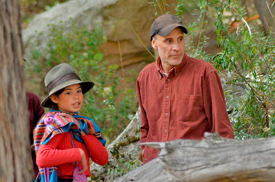 La pequeña Paulina Bazán debuta en el cine, aquí junto al director Manuel Siles.