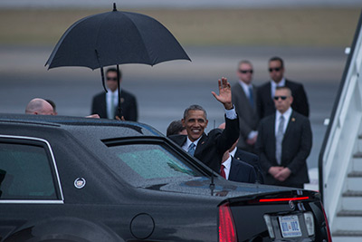 Bajo una intensa lluvia, el presidente de EEUU, Barack Obama, recorre este domingo la parte histórica de la capital de Cuba, en el primer día de su visita oficial a la isla.