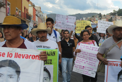 La marcha para acompañar a las madres y padres de los normalistas estuvo cargada de emociones.