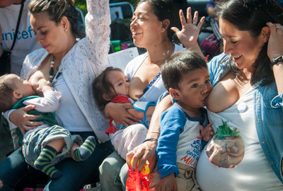 El ingreso de las madres al mercado laboral y la falta de condiciones en los centros de trabajo ha incidido en que esta práctica vaya en descenso.