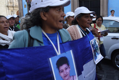 Un grupo de madres se manifiestan en Oaxaca para exigir justicia para sus hijos e hijas desaparecidos.