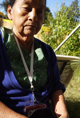 Josefina Ventura, la mujer más mayor de la caravana, acude a institutos salvadoreños a explicar a los más jóvenes los peligros de emigrar. 