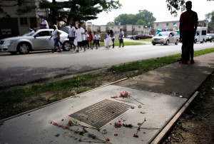 Más de 200 manifestantes, activistas y representantes de los medios de comunicación se dieron cita el 9 de agosto en la ciudad de Ferguson para conmemorar el primer aniversario de la muerte del adolescente afroamericano Michael Brown a manos de un policía.