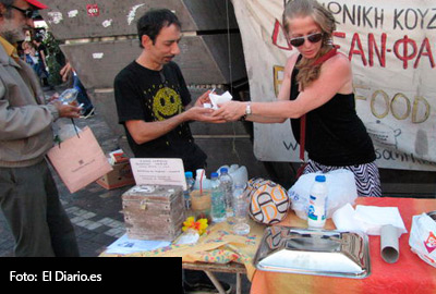 Konstantinos Polychronopolous decidió cambiar su vida hace cuatro años al quedarse en paro y ahora reparte cada día 300 comidas gratuitas en Atenas.