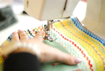 En 1998, unas 30 personas de la comunidad de San Joaquín se unieron para comprar máquinas de coser e instalar un taller de costura.