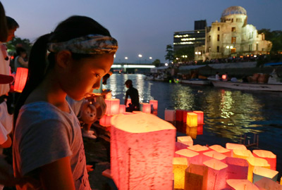 Este jueves más de 50 mil personas, incluido el primer ministro Shinzo Abe, recordaron en Hiroshima el lanzamiento el 6 de agosto de 1945 de la bomba atómica estadounidense que quitó la vida a más de 297 mil personas.