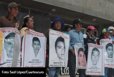 Familias de Ayotzinapa presentan “Contra Informe de Gobierno”.
