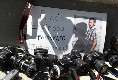 Protesta de periodistas se enfoca en demandar que la fiscalía especial atraiga el caso del fotorreportero Rubén Espinosa.    