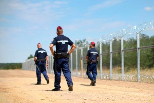 Los refugiados a los que acompañamos habían aprendido que la combinación de fronteras y uniformes puede ser una cuestión de vida o muerte para ellos. 