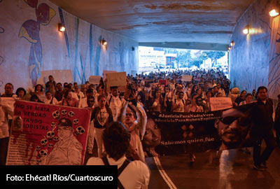 Defensores denunciaron que fuerzas policiales mantienen vigilados los domicilios de estudiantes amigos de Nadia y Rubén que han impulsado movilizaciones y actos de manifestación en contra del gobierno del Estado.