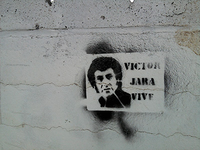 Mural a Víctor Jara, pintado en el galpón que lleva su nombre. Barrio Brasil, Santiago, Chile.  