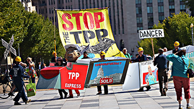   Si el TPP tendrá impactos en materias tan sensibles como el rol del Estado en la economía, los derechos en internet o el acceso a la salud, lo que se requiere es más debate público. No existe ninguna razón para que un tratado de esta magnitud haya sido negociado a espaldas de la ciudadanía, donde mayor opacidad solo resta legitimidad y confianza.  