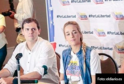Albert Rivera junto a la mujer de Leopoldo López, horas antes de regresar a España.